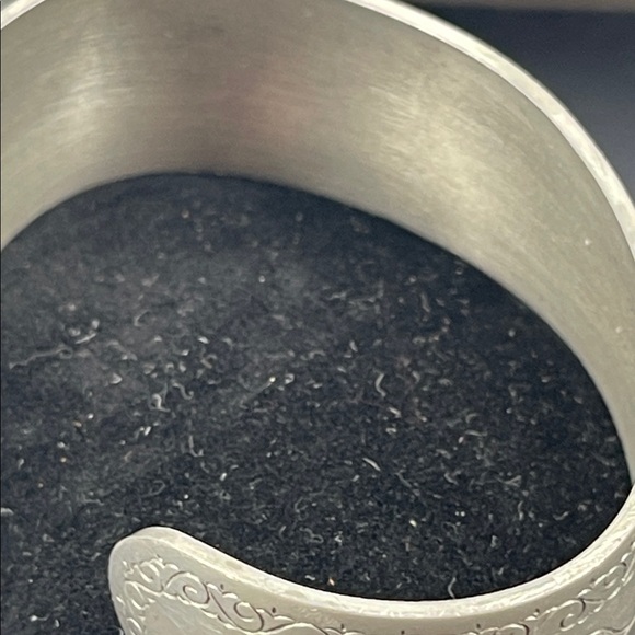 1.31.26-29  Kirk Stieff Pewter Spring Peony Engraved Cuff Bracelet - Picture 7 of 8